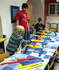 Kinder bauen eine LEONARDO-Brcke