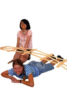 Schülerinnen bauen eine Leonardo-Brücke